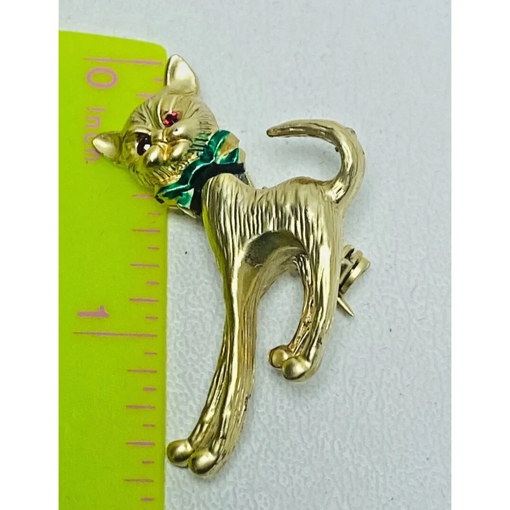 Vintage Cat Brooch Pin Brushed Gold Tone Metal Green Bow Red Eyes Attitude Kitty